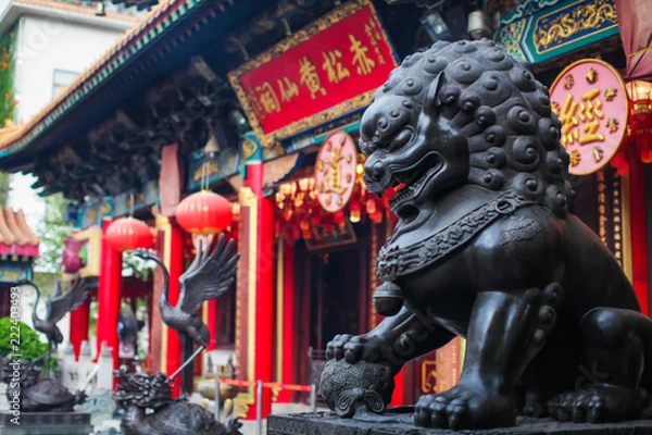 Fototapeta close up Lion Guardian bronze sculpture at the Sik Sik Yuen Wong Tai Sin Temple in Kowloon, Hong Kong.