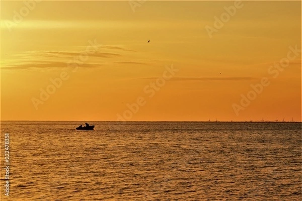 Fototapeta лодка в море на рассвете