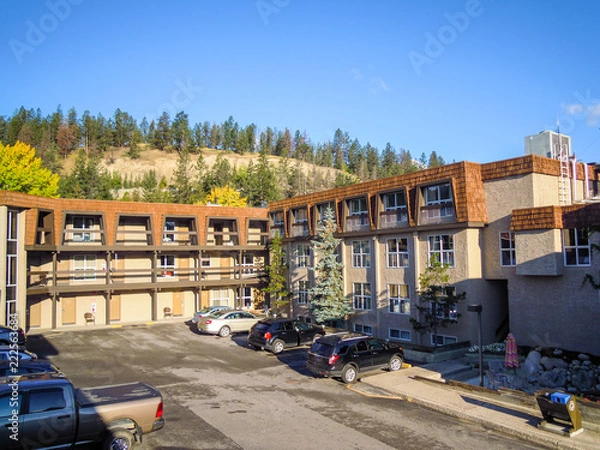 Fototapeta 秋のカナディアンロッキー　朝のジャスパーのホテル（カナダ・アルバータ州）