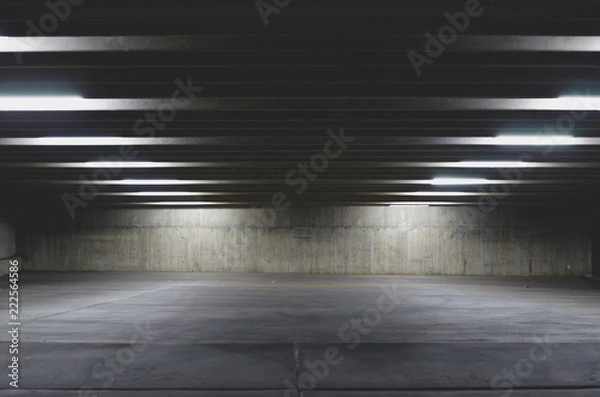 Fototapeta Widok pustego parkingu w świetle garażu na nocne życie miasta.