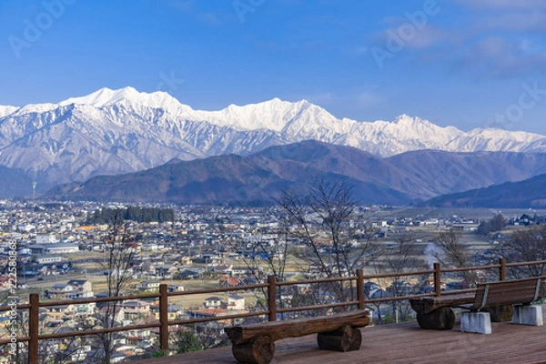 Fototapeta 大町市街と北アルプス　大町市山岳博物館