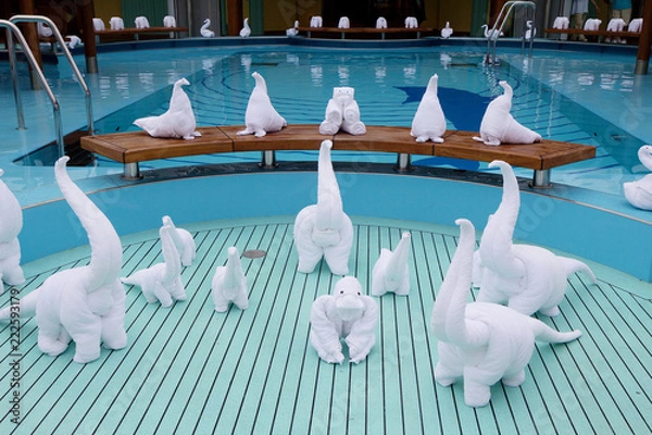 Fototapeta Figures from towels. On Board the ship near the pool Stuarts staged an exhibition of figures out of towels.
