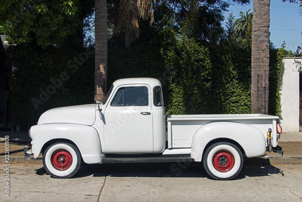 Obraz Widok z boku na vintage pick-up truck na ulicy w Los Angeles