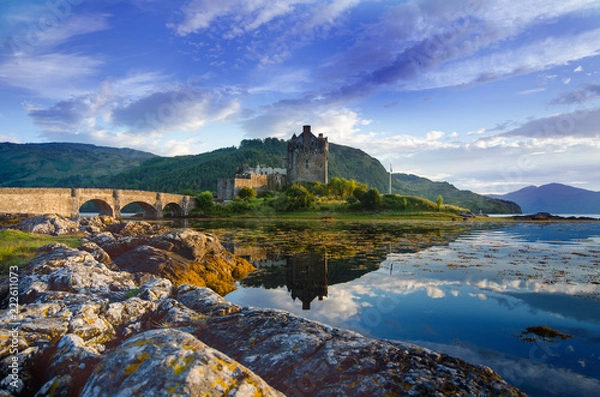 Fototapeta Ulubione miejsce turystów w Szkocji - Isle of Skye. Bardzo znany zamek w Szkocji zwany zamkiem Eilean Donan. Szczyt gór. Scottish Highlands. Zamek z odbiciem w jeziorze.