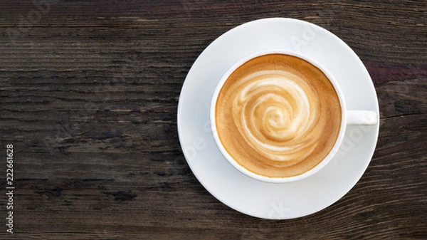 Obraz Gorąca kawa cappuccino latte spirala pianka widok z góry na ciemnym tle drewnianych