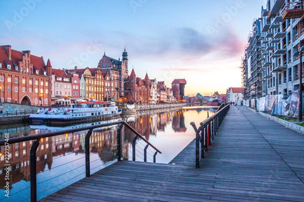 Fototapeta Gdańska starówka i słynny żuraw o niesamowitym wschodzie słońca. Gdańsk. Polska