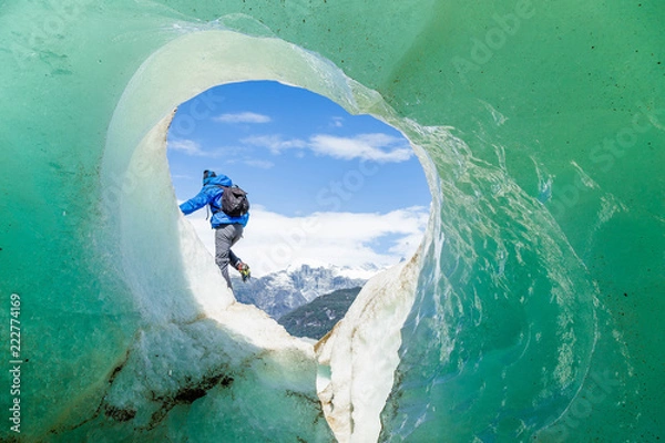 Fototapeta Homme sur Glacier " Glaciar Exploradores en Patagonie au Chili pic aventure froid