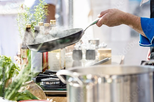 Obraz Szef kuchni w kuchni gotuje pyszne jedzenie