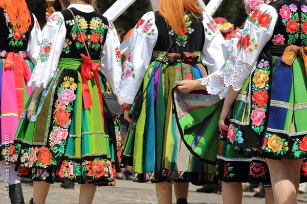 Fototapeta Dziewczyny w regionalnych tradycyjnych strojach łowickich idą w procesji Bożego Ciala w Łowiczu