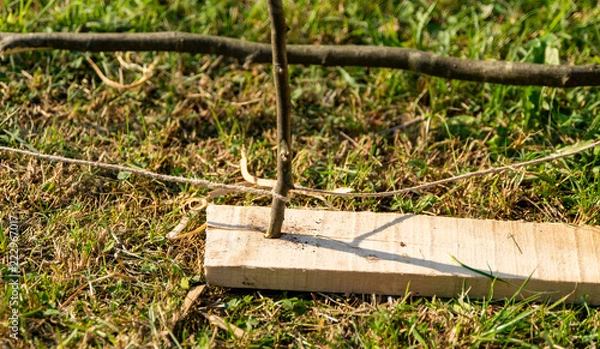Obraz Feuer mit einem Feuerbohrer machen