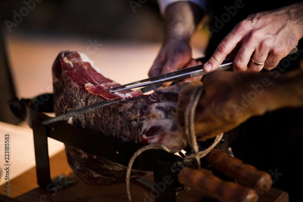 Obraz Surowa szynka drobno krojona ręcznie ostrym nożem