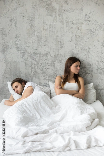 Fototapeta Obrażona para ignoruje rozmowę po kłótni lub kłótni, problemy w związku leżą osobno w łóżku, zdenerwowani kochankowie unikają seksu, małżonkowie rozważają zerwanie lub rozwód, nie wybaczają