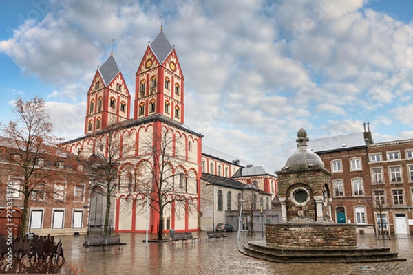Fototapeta Cityscape view of the Collegiate Church of St. Bartholomew in Liege, Belgium, in winter