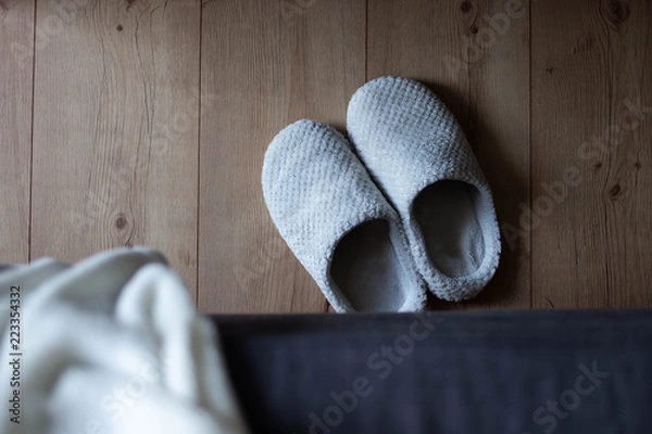 Obraz Hausschuhe vor der Couch