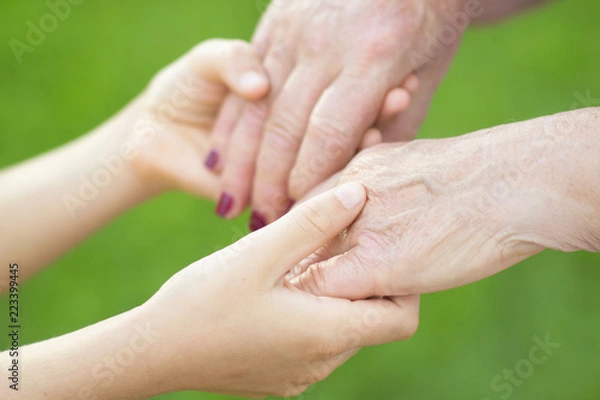 Obraz bambina che sostiene la nonna