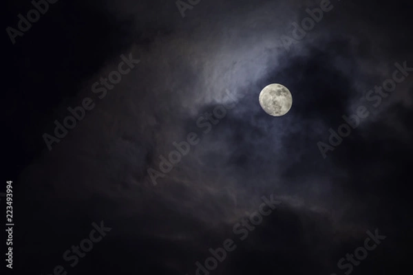 Fototapeta Full moon in the middle of clouds