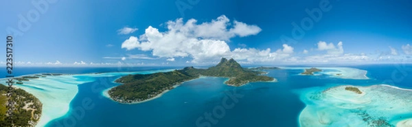 Fototapeta Panoramiczny widok z lotu ptaka na luksusowe wille nad wodą z palmami, błękitną laguną, białą piaszczystą plażą i górą Otemanu na wyspie Bora Bora, Tahiti, Polinezja Francuska (Bora Bora Aerial)