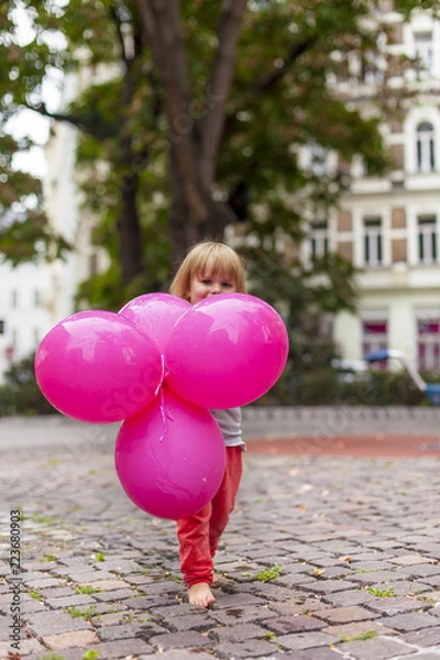 Fototapeta Kleinkind mit Luftballon in Hand. Little kid with pink ballons in hand.	