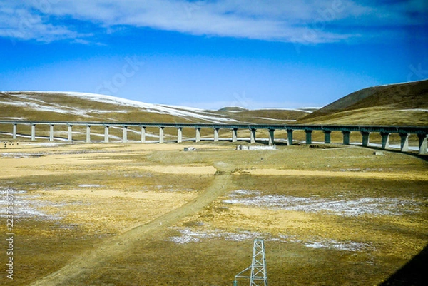 Fototapeta Qinghai-Tibet railway line, elevated above the icy permafrost of the Tibetan plateau near Lhasa