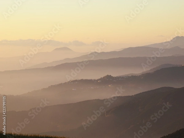 Fototapeta 朝靄に覆われた天城山系