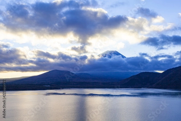 Fototapeta 夜明けの富士山、山梨県本栖湖にて