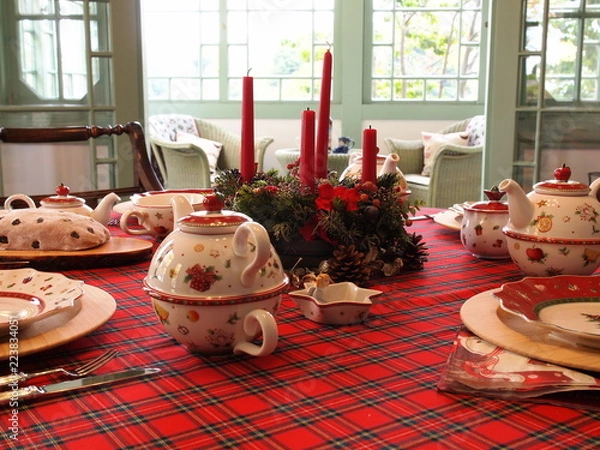 Fototapeta タータンチェックのテーブルクロスとティーポット