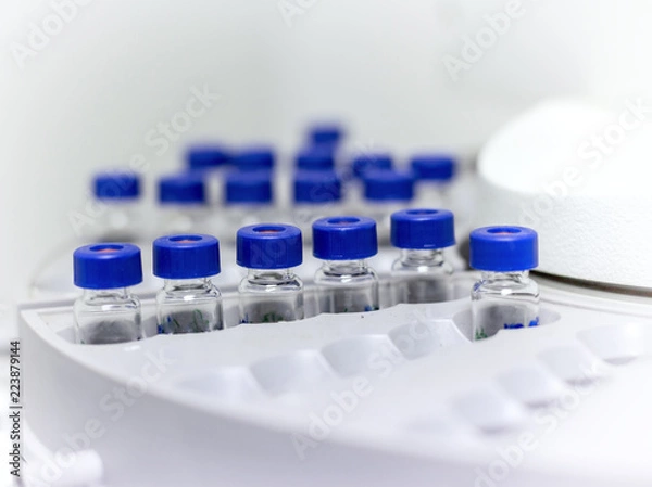Obraz many vials are arranged in the auto sampler for the lab equipment in chemical laboratory