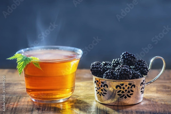 Obraz Tee heiß in Teetasse mit Dampf und Brombeere frisch