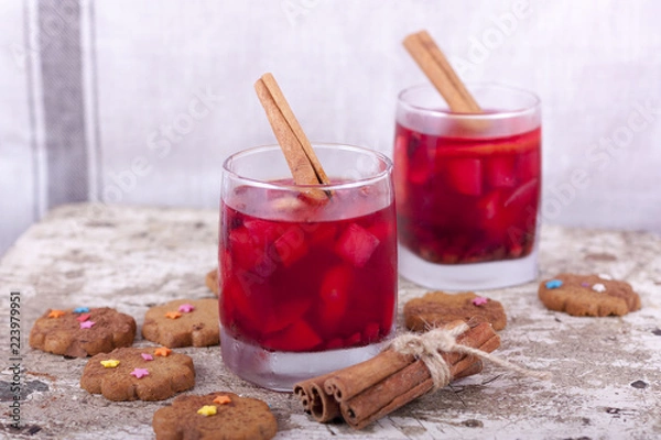 Fototapeta Два стакана с алкогольным напитком. Палочки корицы и печенье имбирное 