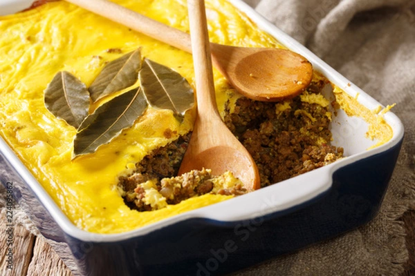 Obraz Tradycyjne południowoafrykańskie jedzenie Bobotie pieczone curry mielone mięso z bitą jajkiem z bliska. poziomy