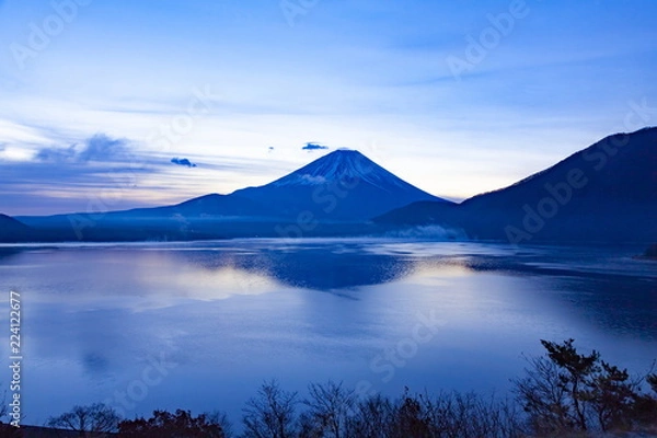 Fototapeta 夜明けの富士山、山梨県本栖湖にて