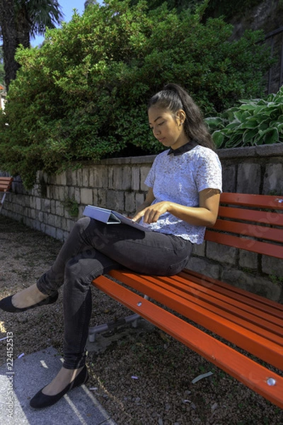 Obraz Ragazza al parco con tablet