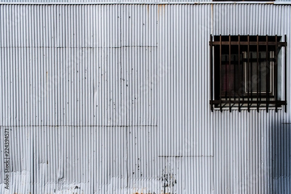 Fototapeta 小窓とトタンの外壁