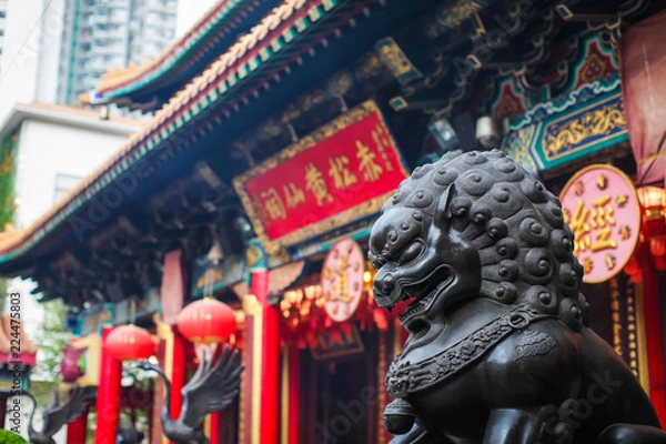 Fototapeta close up Lion Guardian bronze sculpture at the Sik Sik Yuen Wong Tai Sin Temple in Kowloon, Hong Kong.