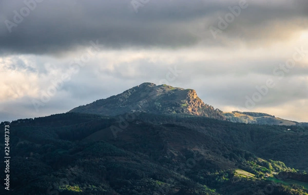 Fototapeta Montaña con Nubes