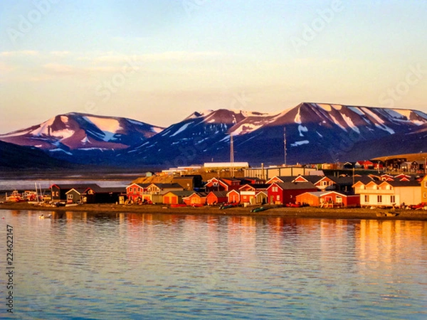 Fototapeta Midnight sun on the Longyearbyen waterfront in Svalbard in the Norwegian arctic