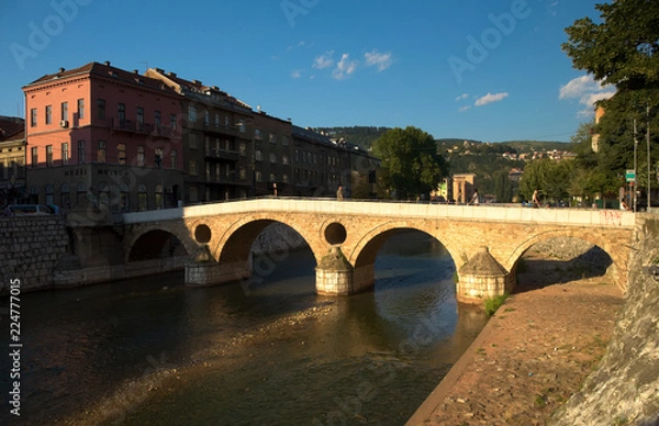 Fototapeta Latin bridge in the city center of Sarajevo over Miljacka river. The Sarajevo Museum is located on the right bank of the river. 