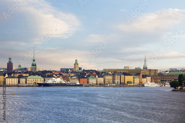 Obraz Sztokholm, Szwecja, morze Widok na stare miasto - Gamla Stan. Jest to historyczne centrum Sztokholmu. Na zdjęciu po lewej stronie ratusz, po prawej stronie kościoła św. Gertrudy