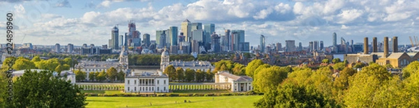Obraz Londyn, Anglia, Panoramiczny widok na panoramę Greenwich College i Canary Wharf w Golden Hour Sunset z błękitne niebo i chmury