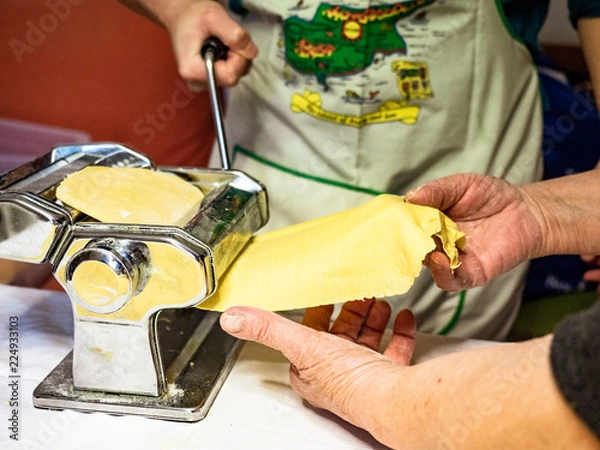 Fototapeta robienie świeżego makaronu