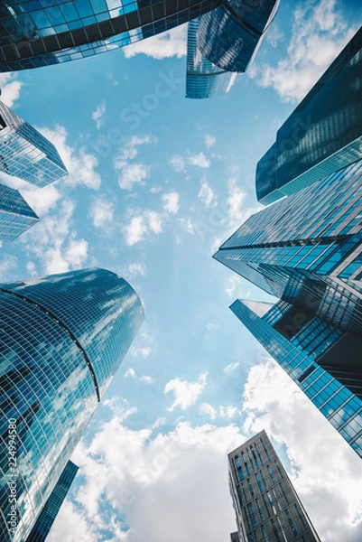 Obraz wieżowce / Wysokie budynki drapaczy chmur w odcieniach błękitu na tle nieba