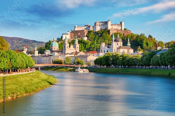 Fototapeta Panoramiczny widok Salzburg linia horyzontu z Festung Hohensalzburg i rzecznym Salzach, Salzburger ziemia, Austria