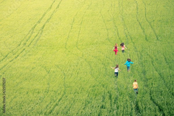 Fototapeta dziewczyny biegnące w polu