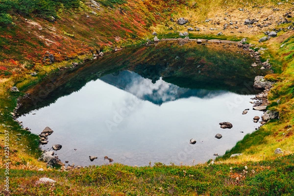 Fototapeta すり鉢池に映る旭岳
