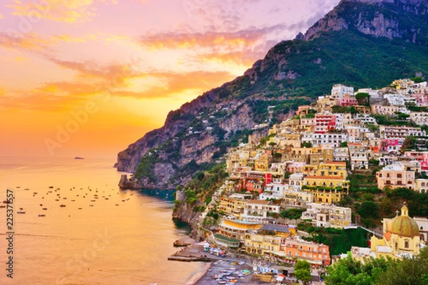Obraz Widok Positano wioska wzdłuż Amalfi wybrzeża w Włochy przy zmierzchem.