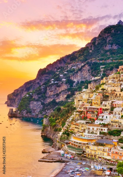 Obraz Widok miejscowości Positano wzdłuż wybrzeża Amalfi we Włoszech o zachodzie słońca.