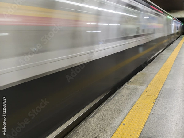 Fototapeta The subway train of Rio de Janeiro, in movement, produces an image that resembles painting, in almost abstract risks.