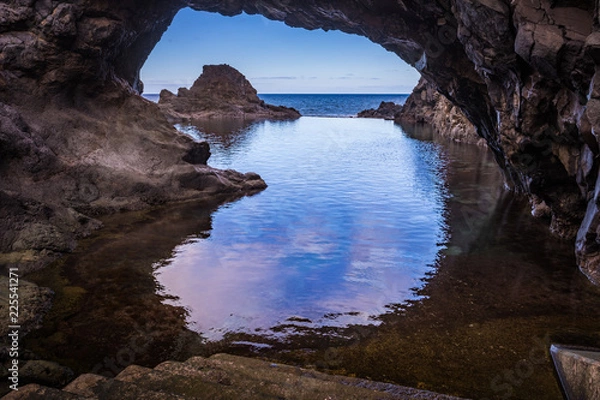 Obraz Seixal, Madeira/Portugal. Natural pool in front of the volcanic cliffs of Seixal on the Atlantic Ocean