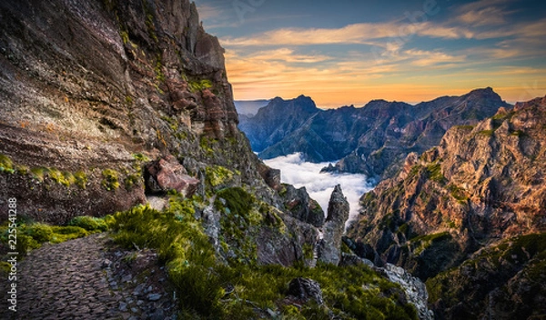 Obraz Madeira, Portugal. Hiking path between Pico do Arieiro and Pico do Ruivo at sunset above the clouds