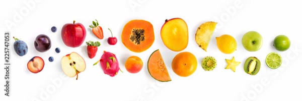 Fototapeta Kreatywny układ wykonany z owoców. Leżał na płasko. Śliwka, jabłko, truskawka, borówka, papaja, ananas, cytryna, pomarańcza, limonka, kiwi, melon, morela, pitaja i karambol na białym tle.